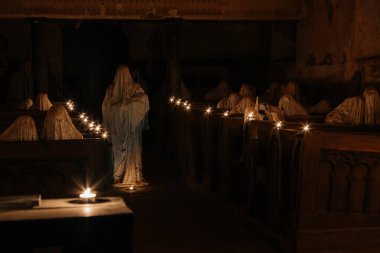 Lukova, Çek Cumhuriyeti, 29 Ekim 2023: Terk edilmiş St. George veya Jiri Katolik Kilisesi, Hayaletler sırası sıraları, Jakub Hadrava 'nın heykelleri, sıva, hayalet figürleri, ayinde ruh, mum