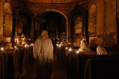 Lukova, Çek Cumhuriyeti, 29 Ekim 2023: Terk edilmiş St. George veya Jiri Katolik Kilisesi, Hayaletler sırası sıraları, Jakub Hadrava 'nın heykelleri, sıva, hayalet figürleri, ayinde ruh, mum