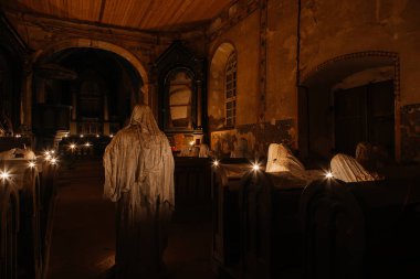 Lukova, Çek Cumhuriyeti, 29 Ekim 2023: Terk edilmiş St. George veya Jiri Katolik Kilisesi, Hayaletler sırası sıraları, Jakub Hadrava 'nın heykelleri, sıva, hayalet figürleri, ayinde ruh, mum