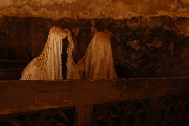 Lukova, Çek Cumhuriyeti, 29 Ekim 2023: Terk edilmiş St. George veya Jiri Katolik Kilisesi, Hayaletler sırası sıraları, Jakub Hadrava 'nın heykelleri, sıva, hayalet figürleri, ayinde ruh, mum