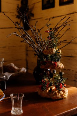 Kourim, Bohemya, Çek Cumhuriyeti, 17 Aralık 2023: Geleneksel köy evinin içi, pencere kenarındaki masa, Skanzen 'de Noel, kır tarzı mimari, açık hava etnoğrafya müzesi, vrkoc