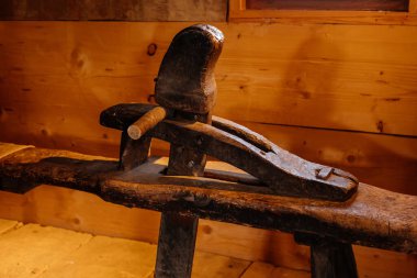 Kourim, Bohemya, Çek Cumhuriyeti, 17 Aralık 2023: Geleneksel köy evi, antika aletler, köy tarzı mimari, açık hava etnoğrafya müzesi, kırsal yaşam tarzı geçmişi