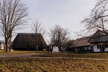 Kourim, Bohemya, Çek Cumhuriyeti, 17 Aralık 2023: Sonbahar ve kış aylarında geleneksel köy ahşap evi, tarihi kır mimarisi, Skanzen 'de Noel, açık hava etnoğrafya müzesi