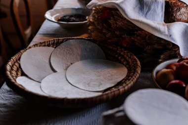 Kourim, Bohemya, Çek Cumhuriyeti, 17 Aralık 2023: Geleneksel köy evinin içi, pencere kenarındaki masa, Skanzen 'de Noel, kır tarzı mimari, açık hava etnoğrafya müzesi, oplatky