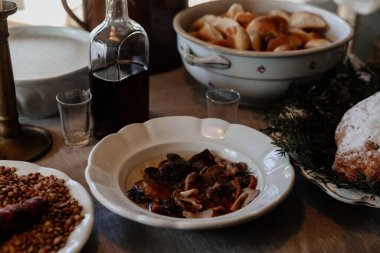 Kourim, Çek Cumhuriyeti, 17 Aralık 2023: Geleneksel evin içi, pencere kenarındaki masa, Skanzen 'de Noel, köy tarzı mimari, açık hava etnoğrafya müzesi, tuzlu mantar turşusu