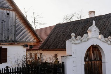 Kourim, Bohemya, Çek Cumhuriyeti, 17 Aralık 2023: Sonbahar ve kış aylarında geleneksel köy ahşap evi, tarihi kır mimarisi, Skanzen 'de Noel, açık hava etnoğrafya müzesi