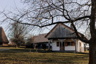 Kourim, Bohemya, Çek Cumhuriyeti, 17 Aralık 2023: Sonbahar ve kış aylarında geleneksel köy ahşap evi, tarihi kır mimarisi, Skanzen 'de Noel, açık hava etnoğrafya müzesi