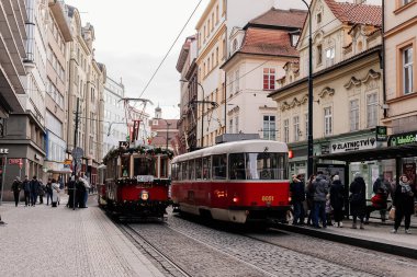 Prag, Çek Cumhuriyeti, 16 Aralık 2023: Çelenk ve ağaçlarla süslenmiş Noel Tramvayı, tarihi merkez caddesinde peri ışıkları, yeni yıl aydınlatmalı tramvay