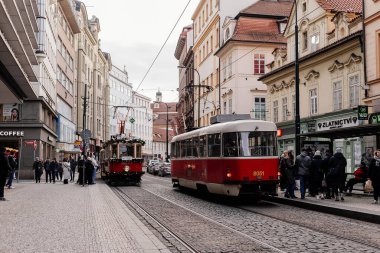 Prag, Çek Cumhuriyeti, 16 Aralık 2023: Çelenk ve ağaçlarla süslenmiş Noel Tramvayı, tarihi merkez caddesinde peri ışıkları, yeni yıl aydınlatmalı tramvay