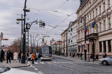 Prag, Çek Cumhuriyeti, 16 Aralık 2023: Çelenk ve ağaçlarla süslenmiş Noel Tramvayı, tarihi merkez caddesinde peri ışıkları, yeni yıl aydınlatmalı tramvay