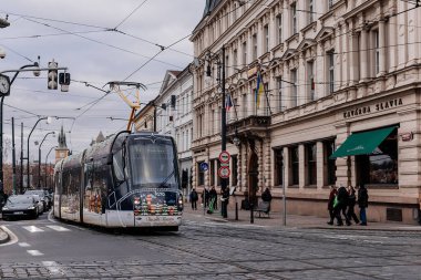 Prag, Çek Cumhuriyeti, 16 Aralık 2023: Çelenk ve ağaçlarla süslenmiş Noel Tramvayı, tarihi merkez caddesinde peri ışıkları, yeni yıl aydınlatmalı tramvay