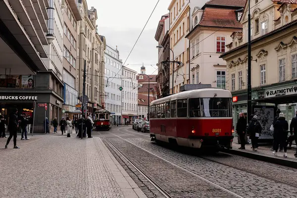 Prag, Çek Cumhuriyeti, 16 Aralık 2023: Çelenk ve ağaçlarla süslenmiş Noel Tramvayı, tarihi merkez caddesinde peri ışıkları, yeni yıl aydınlatmalı tramvay