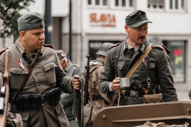 Prag, Çek Cumhuriyeti, 8 Mayıs 2025: Zafer Günü onuruna olay barikatı, Nusle 'de 1945 Sokak Savaşlarını yeniden canlandırdı, tarihi yeniden canlandırma, Prag ayaklanması, Rus Kurtuluş Ordusu ROA