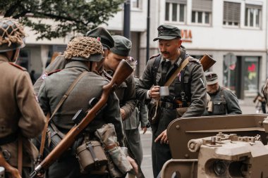 Prag, Çek Cumhuriyeti, 8 Mayıs 2025: Zafer Günü onuruna olay barikatı, Nusle 'de 1945 Sokak Savaşlarını yeniden canlandırdı, tarihi yeniden canlandırma, Prag ayaklanması, Rus Kurtuluş Ordusu ROA