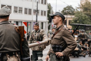 Prag, Çek Cumhuriyeti, 8 Mayıs 2025: Zafer Günü onuruna olay barikatı, Nusle 'de 1945 Sokak Savaşlarını yeniden canlandırdı, tarihi yeniden canlandırma, Prag ayaklanması, Rus Kurtuluş Ordusu ROA
