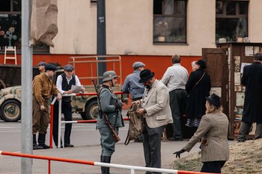 Prag, Çek Cumhuriyeti, 8 Mayıs 2025: Zafer Günü onuruna olay barikatı, Nusle 'de 1945 Sokak Savaşlarını yeniden canlandırdı, 2. Dünya Savaşı' nın son günleri, tarihi yeniden canlandırma, Prag ayaklanması