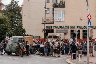 Prag, Çek Cumhuriyeti, 8 Mayıs 2025: Zafer Günü onuruna olay barikatı, Nusle 'de 1945 Sokak Savaşlarını yeniden canlandırdı, 2. Dünya Savaşı' nın son günleri, tarihi yeniden canlandırma, Prag ayaklanması