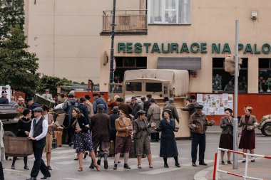 Prag, Çek Cumhuriyeti, 8 Mayıs 2025: Zafer Günü onuruna olay barikatı, Nusle 'de 1945 Sokak Savaşlarını yeniden canlandırdı, 2. Dünya Savaşı' nın son günleri, tarihi yeniden canlandırma, Prag ayaklanması
