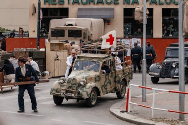 Prag, Çek Cumhuriyeti, 8 Mayıs 2025: Zafer Günü onuruna olay barikatı, Nusle 'de 1945 Sokak Savaşlarını yeniden canlandırdı, 2. Dünya Savaşı' nın son günleri, tarihi yeniden canlandırma, Prag ayaklanması