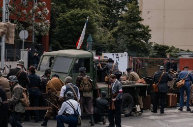 Prag, Çek Cumhuriyeti, 8 Mayıs 2025: Zafer Günü onuruna olay barikatı, Nusle 'de 1945 Sokak Savaşlarını yeniden canlandırdı, 2. Dünya Savaşı' nın son günleri, tarihi yeniden canlandırma, Prag ayaklanması