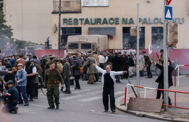 Prag, Çek Cumhuriyeti, 8 Mayıs 2025: Zafer Günü onuruna olay barikatı, Nusle 'de 1945 Sokak Savaşlarını yeniden canlandırdı, 2. Dünya Savaşı' nın son günleri, tarihi yeniden canlandırma, Prag ayaklanması