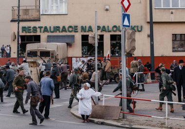 Prag, Çek Cumhuriyeti, 8 Mayıs 2025: Zafer Günü onuruna olay barikatı, Nusle 'de 1945 Sokak Savaşlarını yeniden canlandırdı, 2. Dünya Savaşı' nın son günleri, tarihi yeniden canlandırma, Prag ayaklanması
