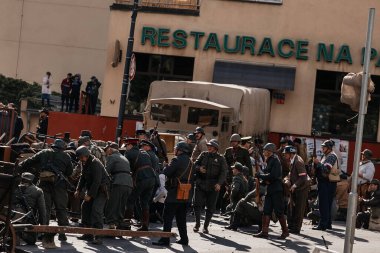 Prag, Çek Cumhuriyeti, 8 Mayıs 2025: Zafer Günü onuruna olay barikatı, Nusle 'de 1945 Sokak Savaşlarını yeniden canlandırdı, 2. Dünya Savaşı' nın son günleri, tarihi yeniden canlandırma, Prag ayaklanması