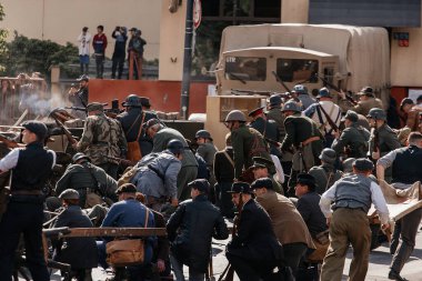 Prag, Çek Cumhuriyeti, 8 Mayıs 2025: Zafer Günü onuruna olay barikatı, Nusle 'de 1945 Sokak Savaşlarını yeniden canlandırdı, 2. Dünya Savaşı' nın son günleri, tarihi yeniden canlandırma, Prag ayaklanması