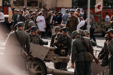 Prag, Çek Cumhuriyeti, 8 Mayıs 2025: Zafer Günü onuruna olay barikatı, Nusle 'de 1945 Sokak Savaşlarını yeniden canlandırdı, tarihi yeniden canlandırma, Prag ayaklanması, Rus Kurtuluş Ordusu ROA