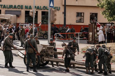 Prag, Çek Cumhuriyeti, 8 Mayıs 2025: Zafer Günü onuruna olay barikatı, Nusle 'de 1945 Sokak Savaşlarını yeniden canlandırdı, tarihi yeniden canlandırma, Prag ayaklanması, Rus Kurtuluş Ordusu ROA