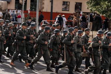 Prag, Çek Cumhuriyeti, 8 Mayıs 2025: Zafer Günü onuruna olay barikatı, Nusle 'de 1945 Sokak Savaşlarını yeniden canlandırdı, tarihi yeniden canlandırma, Prag ayaklanması, Rus Kurtuluş Ordusu ROA