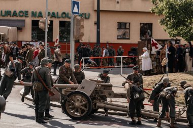 Prag, Çek Cumhuriyeti, 8 Mayıs 2025: Zafer Günü onuruna olay barikatı, Nusle 'de 1945 Sokak Savaşlarını yeniden canlandırdı, tarihi yeniden canlandırma, Prag ayaklanması, Rus Kurtuluş Ordusu ROA