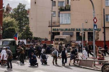 Prag, Çek Cumhuriyeti, 8 Mayıs 2025: Zafer Günü onuruna olay barikatı, Nusle 'de 1945 Sokak Savaşlarını yeniden canlandırdı, 2. Dünya Savaşı' nın son günleri, tarihi yeniden canlandırma, Prag ayaklanması