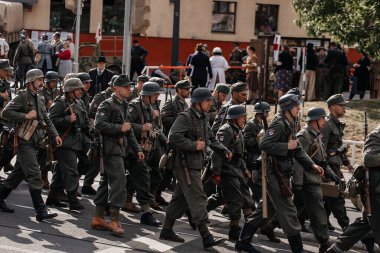 Prag, Çek Cumhuriyeti, 8 Mayıs 2025: Zafer Günü onuruna olay barikatı, Nusle 'de 1945 Sokak Savaşlarını yeniden canlandırdı, tarihi yeniden canlandırma, Prag ayaklanması, Rus Kurtuluş Ordusu ROA
