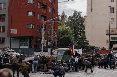 Prag, Çek Cumhuriyeti, 8 Mayıs 2025: Zafer Günü onuruna olay barikatı, Nusle 'de 1945 Sokak Savaşlarını yeniden canlandırdı, 2. Dünya Savaşı' nın son günleri, tarihi yeniden canlandırma, Prag ayaklanması