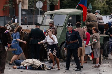 Prag, Çek Cumhuriyeti, 8 Mayıs 2025: Zafer Günü onuruna olay barikatı, Nusle 'de 1945 Sokak Savaşlarını yeniden canlandırdı, 2. Dünya Savaşı' nın son günleri, tarihi yeniden canlandırma, Prag ayaklanması