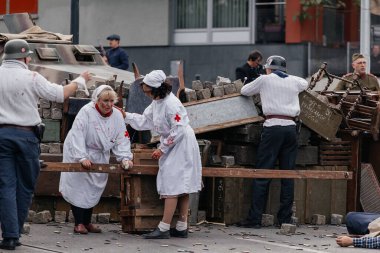 Prag, Çek Cumhuriyeti, 8 Mayıs 2025: Zafer Günü onuruna olay barikatı, Nusle 'de 1945 Sokak Savaşlarını yeniden canlandırdı, 2. Dünya Savaşı' nın son günleri, tarihi yeniden canlandırma, Prag ayaklanması