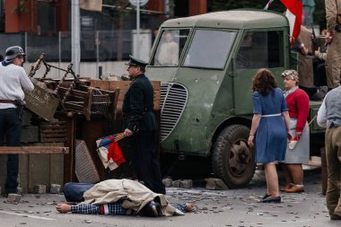 Prag, Çek Cumhuriyeti, 8 Mayıs 2025: Zafer Günü onuruna olay barikatı, Nusle 'de 1945 Sokak Savaşlarını yeniden canlandırdı, 2. Dünya Savaşı' nın son günleri, tarihi yeniden canlandırma, Prag ayaklanması