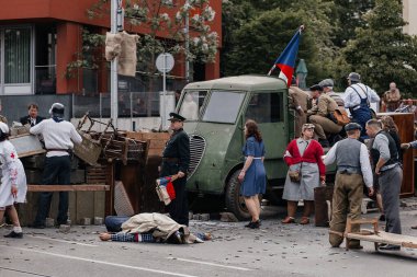 Prag, Çek Cumhuriyeti, 8 Mayıs 2025: Zafer Günü onuruna olay barikatı, Nusle 'de 1945 Sokak Savaşlarını yeniden canlandırdı, 2. Dünya Savaşı' nın son günleri, tarihi yeniden canlandırma, Prag ayaklanması