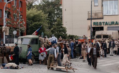 Prag, Çek Cumhuriyeti, 8 Mayıs 2025: Zafer Günü onuruna olay barikatı, Nusle 'de 1945 Sokak Savaşlarını yeniden canlandırdı, 2. Dünya Savaşı' nın son günleri, tarihi yeniden canlandırma, Prag ayaklanması