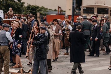 Prag, Çek Cumhuriyeti, 8 Mayıs 2025: Zafer Günü onuruna olay barikatı, Nusle 'de 1945 Sokak Savaşlarını yeniden canlandırdı, 2. Dünya Savaşı' nın son günleri, tarihi yeniden canlandırma, Prag ayaklanması