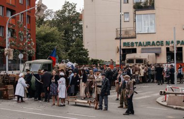 Prag, Çek Cumhuriyeti, 8 Mayıs 2025: Zafer Günü onuruna olay barikatı, Nusle 'de 1945 Sokak Savaşlarını yeniden canlandırdı, 2. Dünya Savaşı' nın son günleri, tarihi yeniden canlandırma, Prag ayaklanması