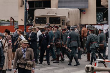 Prag, Çek Cumhuriyeti, 8 Mayıs 2025: Zafer Günü onuruna olay barikatı, Nusle 'de 1945 Sokak Savaşlarını yeniden canlandırdı, 2. Dünya Savaşı' nın son günleri, tarihi yeniden canlandırma, Prag ayaklanması