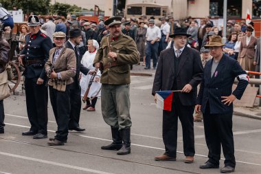 Prag, Çek Cumhuriyeti, 8 Mayıs 2025: Zafer Günü onuruna olay barikatı, Nusle 'de 1945 Sokak Savaşlarını yeniden canlandırdı, 2. Dünya Savaşı' nın son günleri, tarihi yeniden canlandırma, Prag ayaklanması