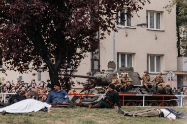 Prag, Çek Cumhuriyeti, 8 Mayıs 2025: Zafer Günü onuruna olay barikatı, Nusle 'de 1945 Sokak Savaşlarını yeniden canlandırdı, 2. Dünya Savaşı' nın son günleri, tarihi yeniden canlandırma, Prag ayaklanması