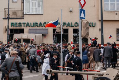 Prag, Çek Cumhuriyeti, 8 Mayıs 2025: Zafer Günü onuruna olay barikatı, Nusle 'de 1945 Sokak Savaşlarını yeniden canlandırdı, 2. Dünya Savaşı' nın son günleri, tarihi yeniden canlandırma, Prag ayaklanması