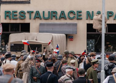 Prag, Çek Cumhuriyeti, 8 Mayıs 2025: Zafer Günü onuruna olay barikatı, Nusle 'de 1945 Sokak Savaşlarını yeniden canlandırdı, 2. Dünya Savaşı' nın son günleri, tarihi yeniden canlandırma, Prag ayaklanması