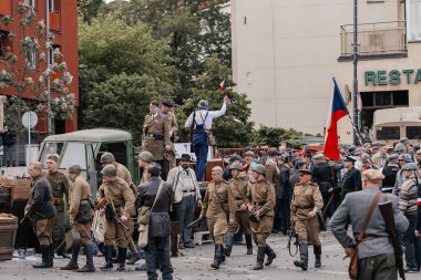 Prag, Çek Cumhuriyeti, 8 Mayıs 2025: Zafer Günü onuruna olay barikatı, Nusle 'de 1945 Sokak Savaşlarını yeniden canlandırdı, 2. Dünya Savaşı' nın son günleri, tarihi yeniden canlandırma, Prag ayaklanması