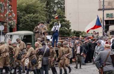 Prag, Çek Cumhuriyeti, 8 Mayıs 2025: Zafer Günü onuruna olay barikatı, Nusle 'de 1945 Sokak Savaşlarını yeniden canlandırdı, 2. Dünya Savaşı' nın son günleri, tarihi yeniden canlandırma, Prag ayaklanması