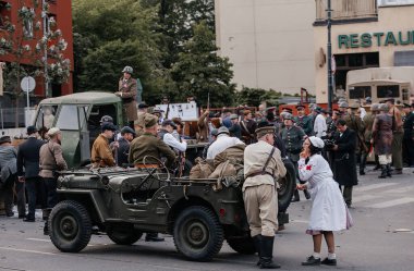 Prag, Çek Cumhuriyeti, 8 Mayıs 2025: Zafer Günü onuruna olay barikatı, Nusle 'de 1945 Sokak Savaşlarını yeniden canlandırdı, 2. Dünya Savaşı' nın son günleri, tarihi yeniden canlandırma, Prag ayaklanması